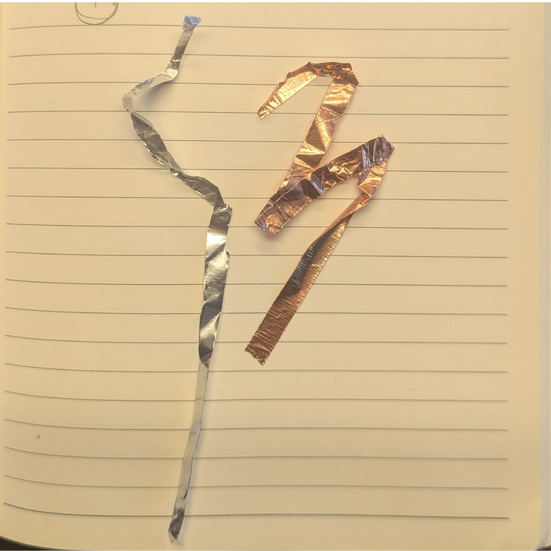 But I have no experience with that, and in the end, I gave up because it was just too hard to bend. So, I noted to myself that I need to watch tutorials on how to bend copper and aluminum foil better, since mixed materials piqued my interest.